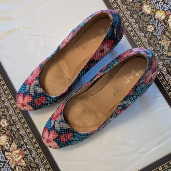 Naturalizer Heels - Picture 5 of 6